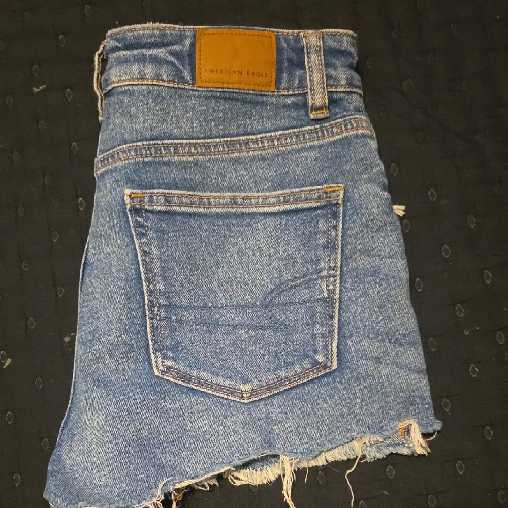 American Eagle Super Hi-Rise Dual Button Ripped Blue Jean Mom Shorts 00 - Picture 7 of 9